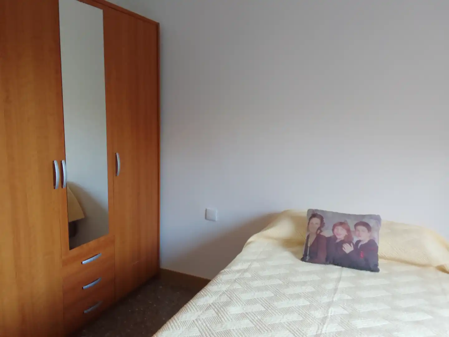 Dormitori de Pis de lloguer en Badalona amb Aire condicionat, Calefacció i Terrassa
