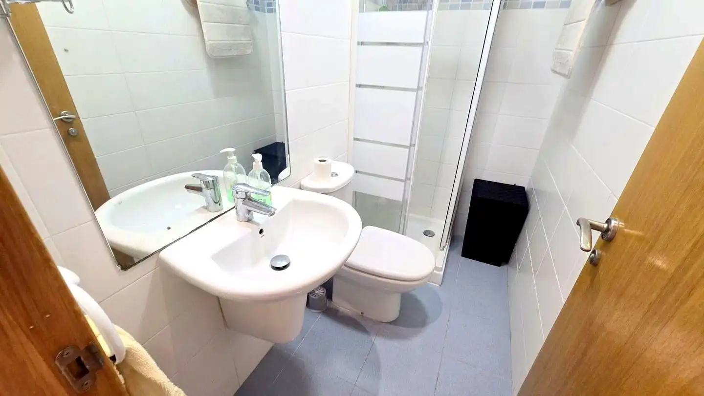 Baño de Apartamento de alquiler en Gandia con Aire acondicionado, Calefacción y Terraza