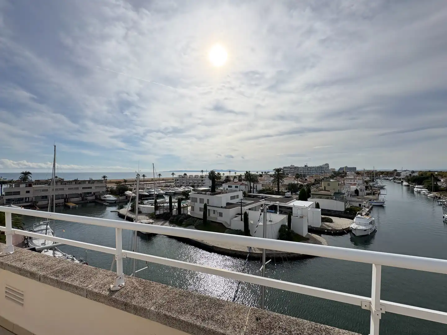 Vista exterior de Dúplex en venda en Empuriabrava amb Aire condicionat, Terrassa i Balcó