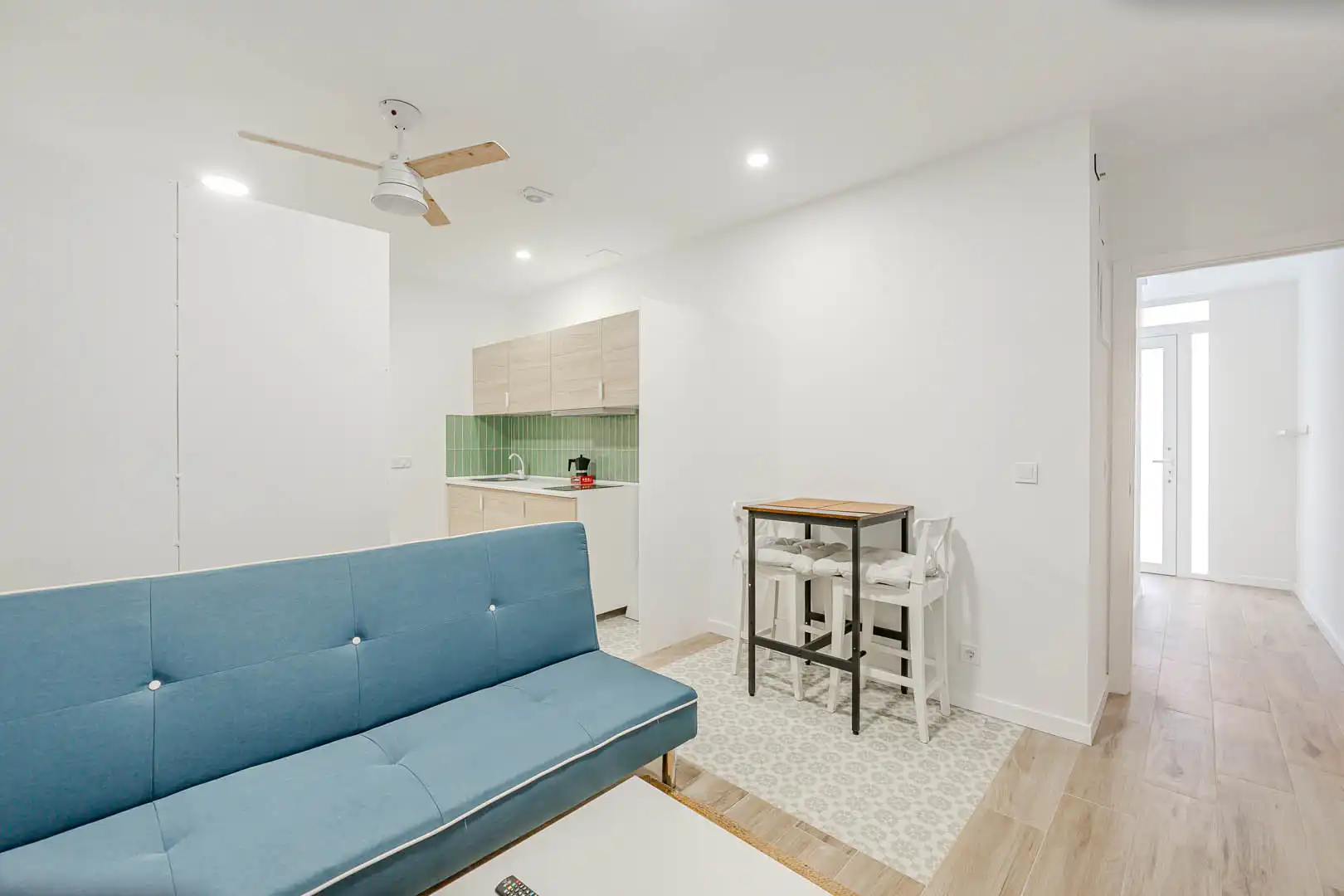 Sala d'estar de Estudi de lloguer en  Madrid Capital amb Moblat i Rentadora
