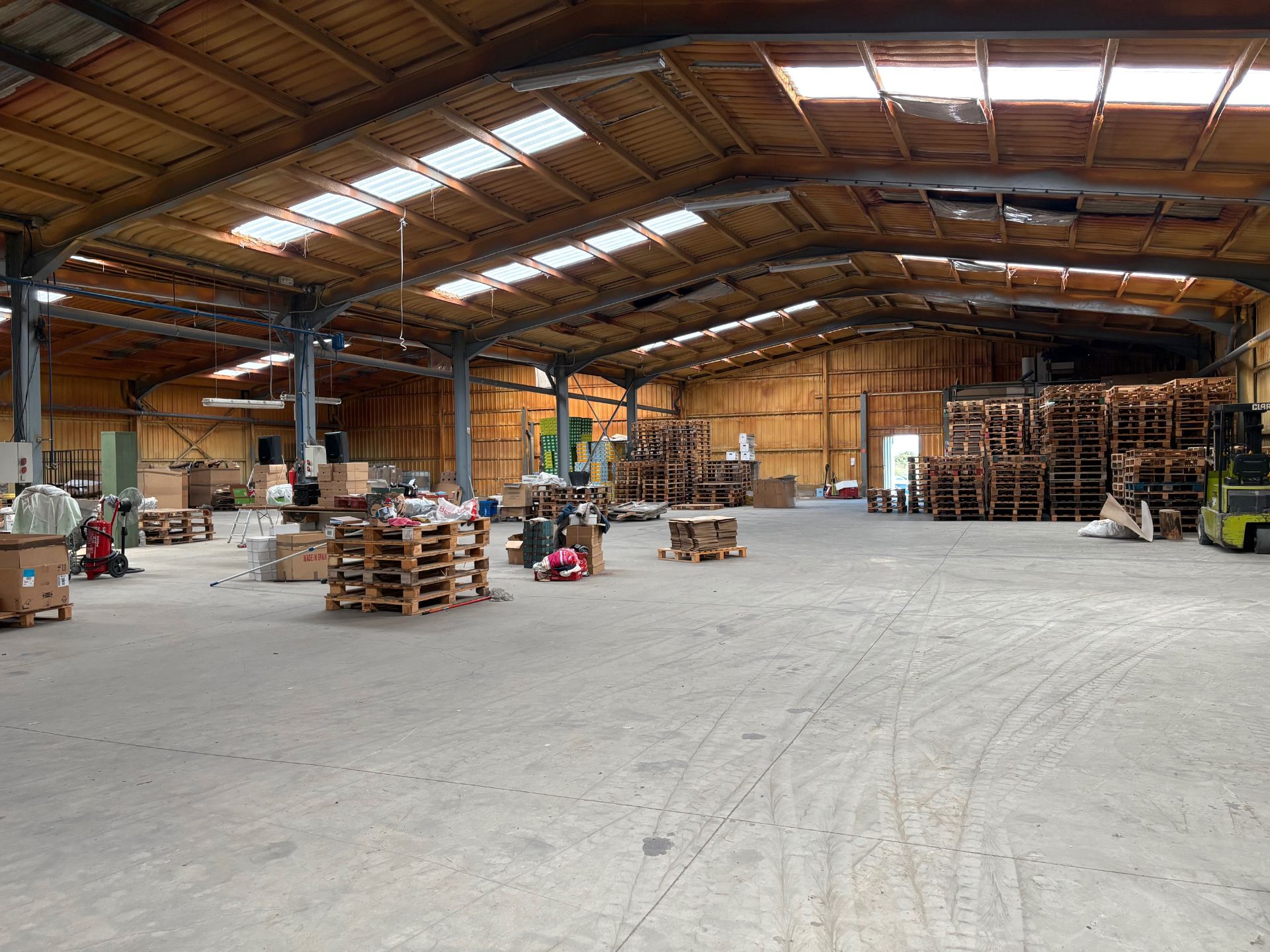 Industrial buildings to rent in Quel
