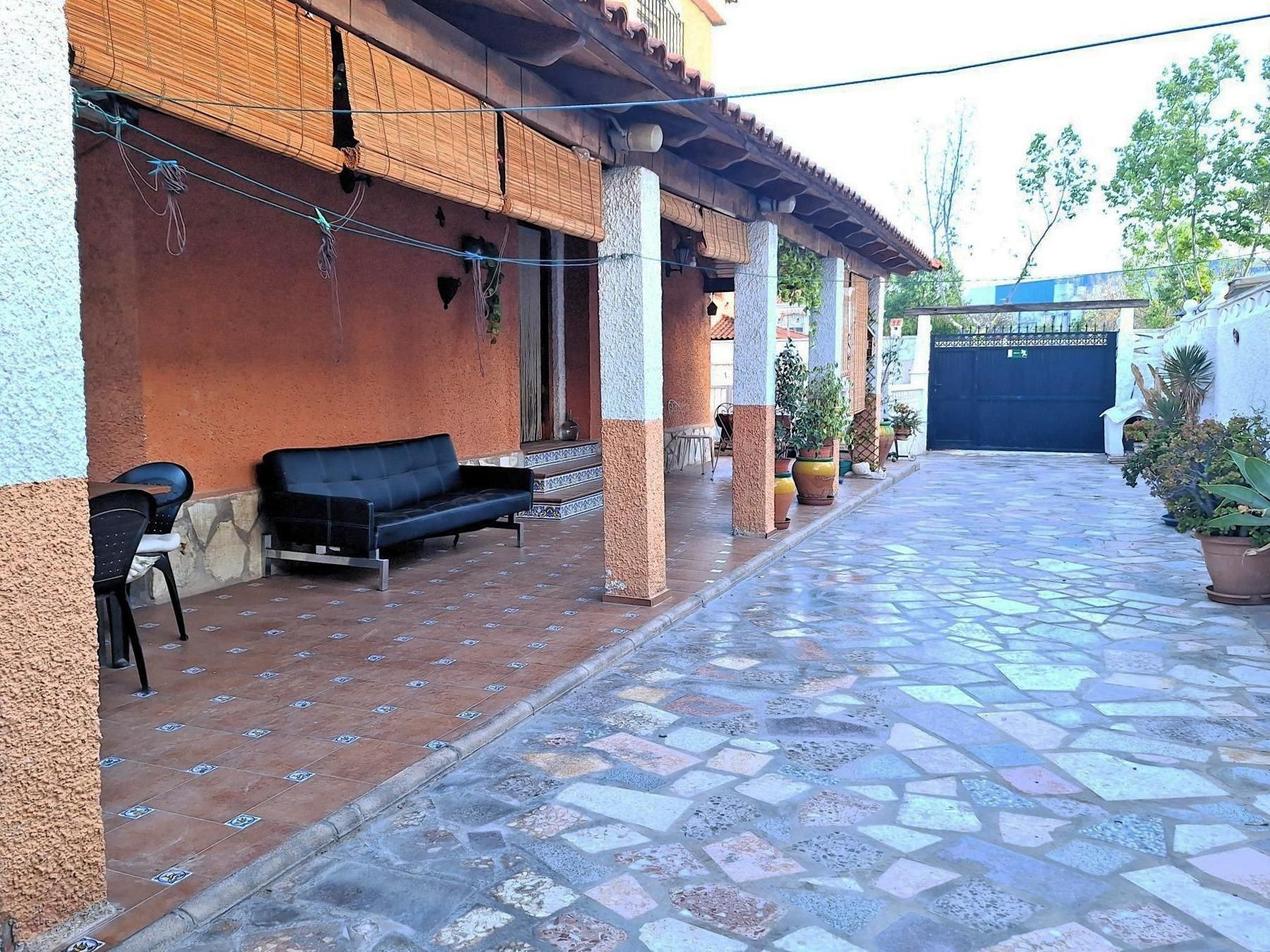Vista exterior de Casa adosada en venta en San Vicente del Raspeig / Sant Vicent del Raspeig con Calefacción, Jardín privado y Terraza
