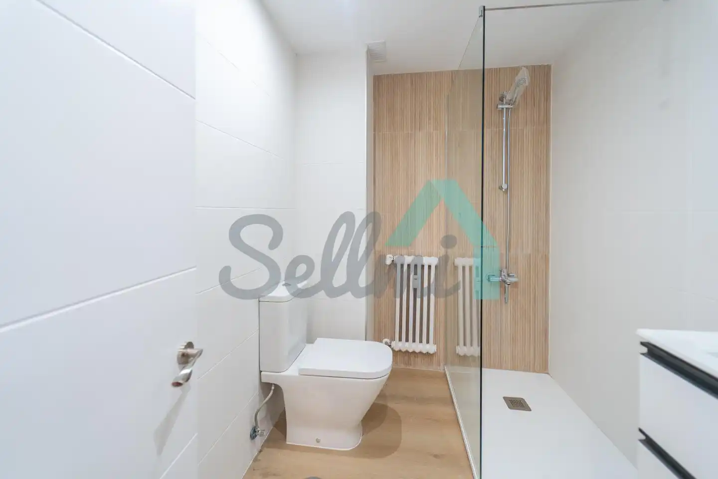 Bathroom of Flat for sale in Oviedo   with Heating, Parquet flooring and Storage room