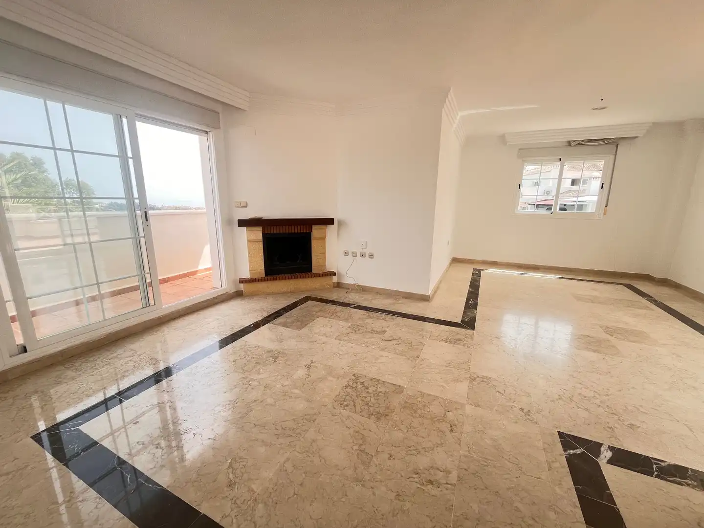 Wohnzimmer von Dachboden zur Miete in Marbella mit Klimaanlage, Terrasse und Abstellraum