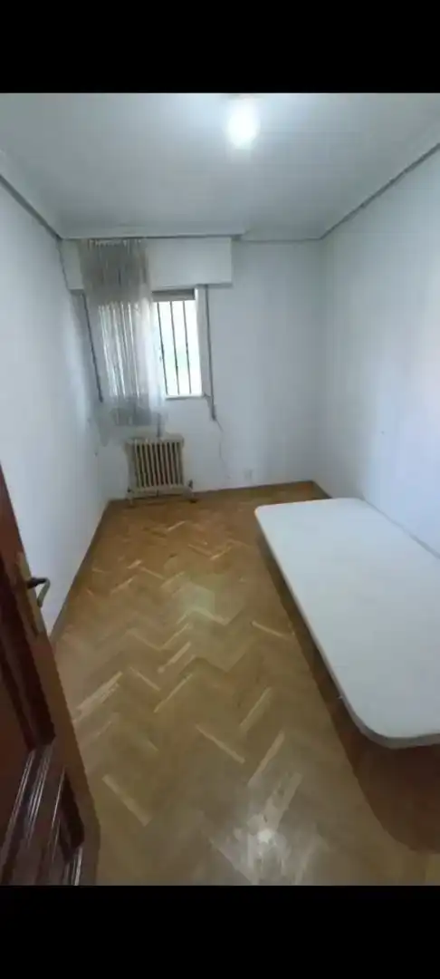 Bedroom of Houses for share in Madrid  with Parquet flooring, Washing machine and Microwave