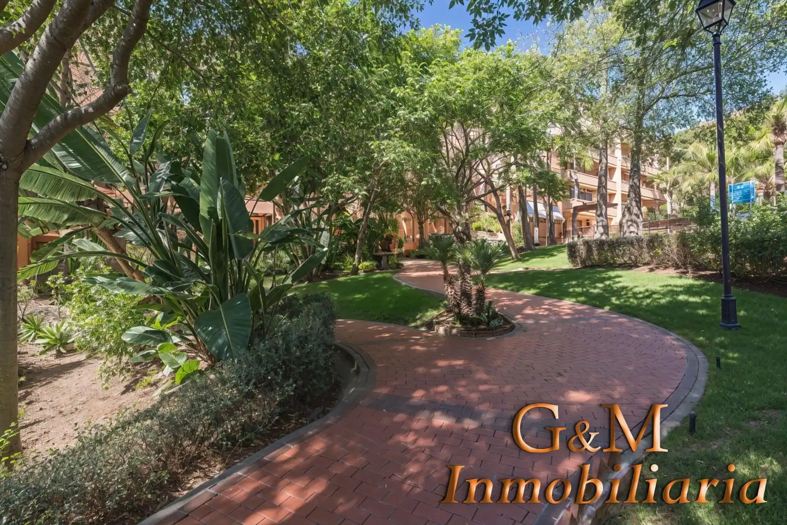 Vista exterior de Pis en venda en Marbella amb Aire condicionat, Calefacció i Jardí privat
