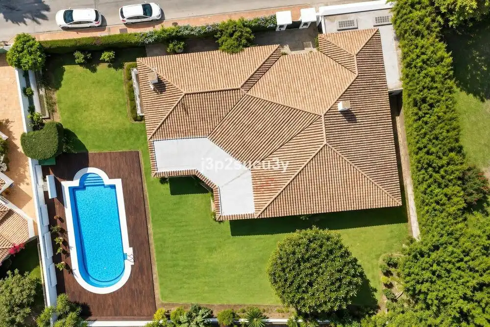 Vista exterior de Casa o xalet de lloguer en Marbella amb Aire condicionat, Jardí privat i Terrassa