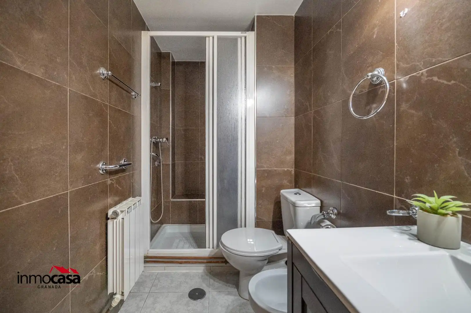 Bathroom of Flat for sale in Granada  with Air Conditioner, Heating and Balcony