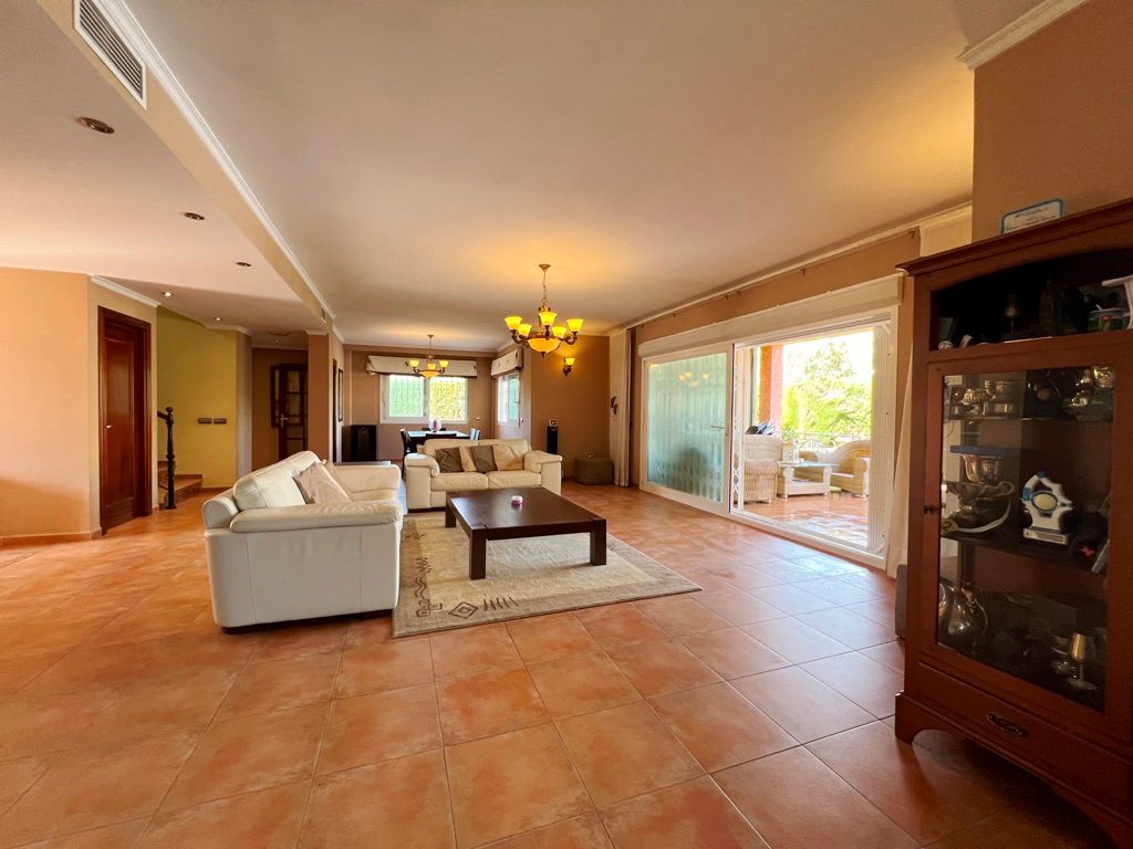 Sala d'estar de Casa o xalet en venda en Vélez-Málaga amb Jardí privat, Terrassa i Piscina