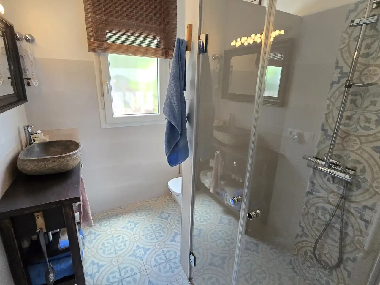Bany de Casa o xalet en venda en Canillas de Aceituno amb Aire condicionat, Terrassa i Piscina