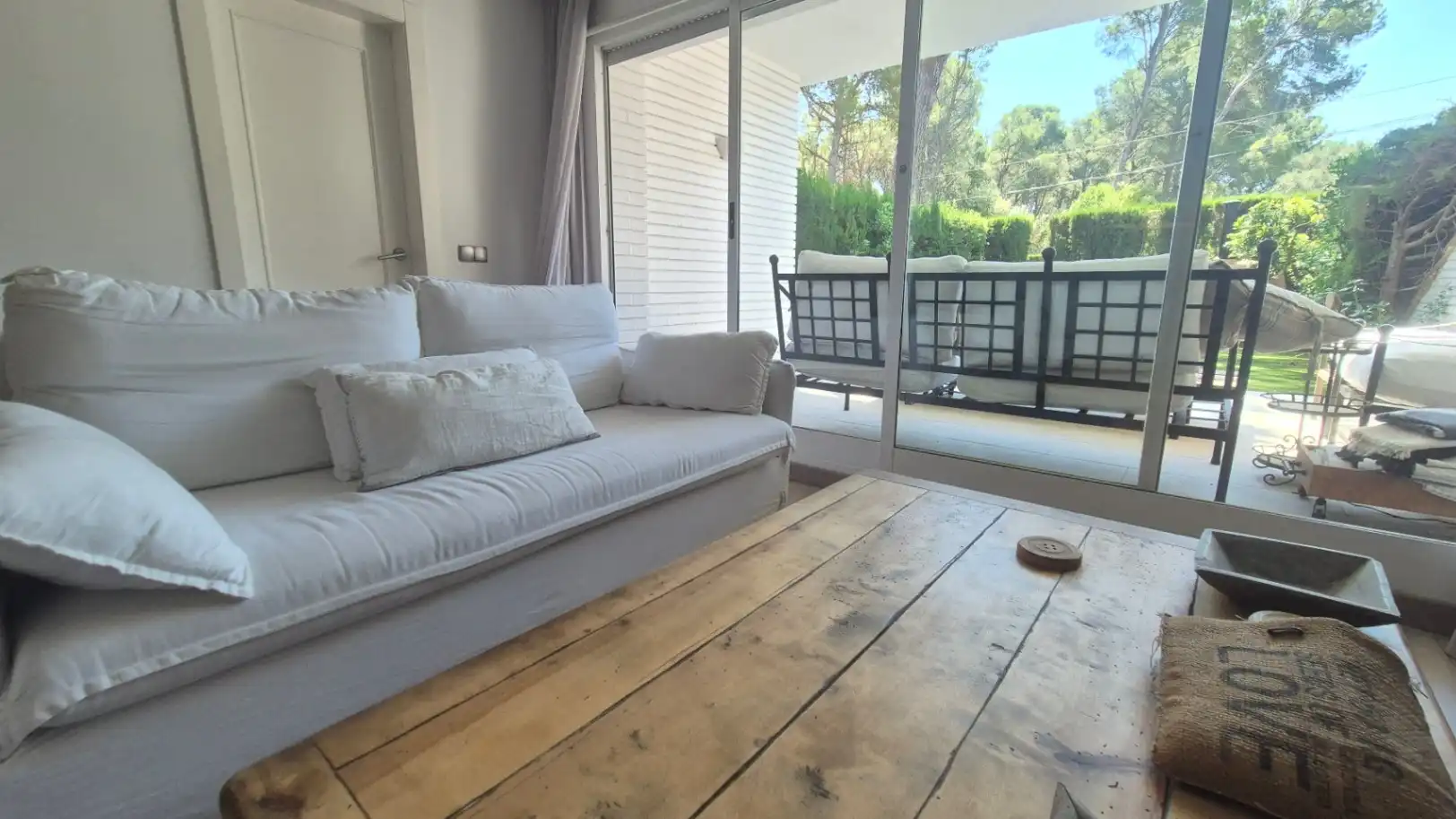 Sala d'estar de Apartament en venda en Pals amb Calefacció, Jardí privat i Piscina