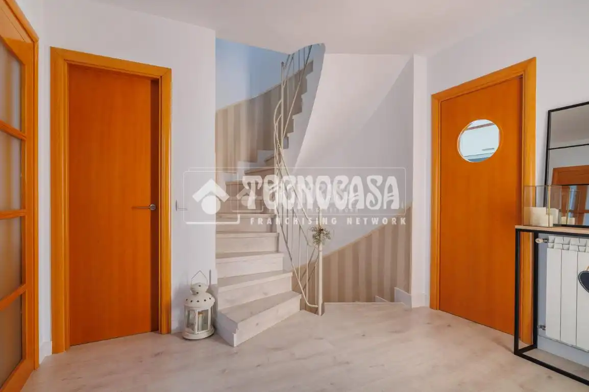 Casa adosada en venta en Tres Cantos con Calefacción, Balcón y Piscina comunitaria