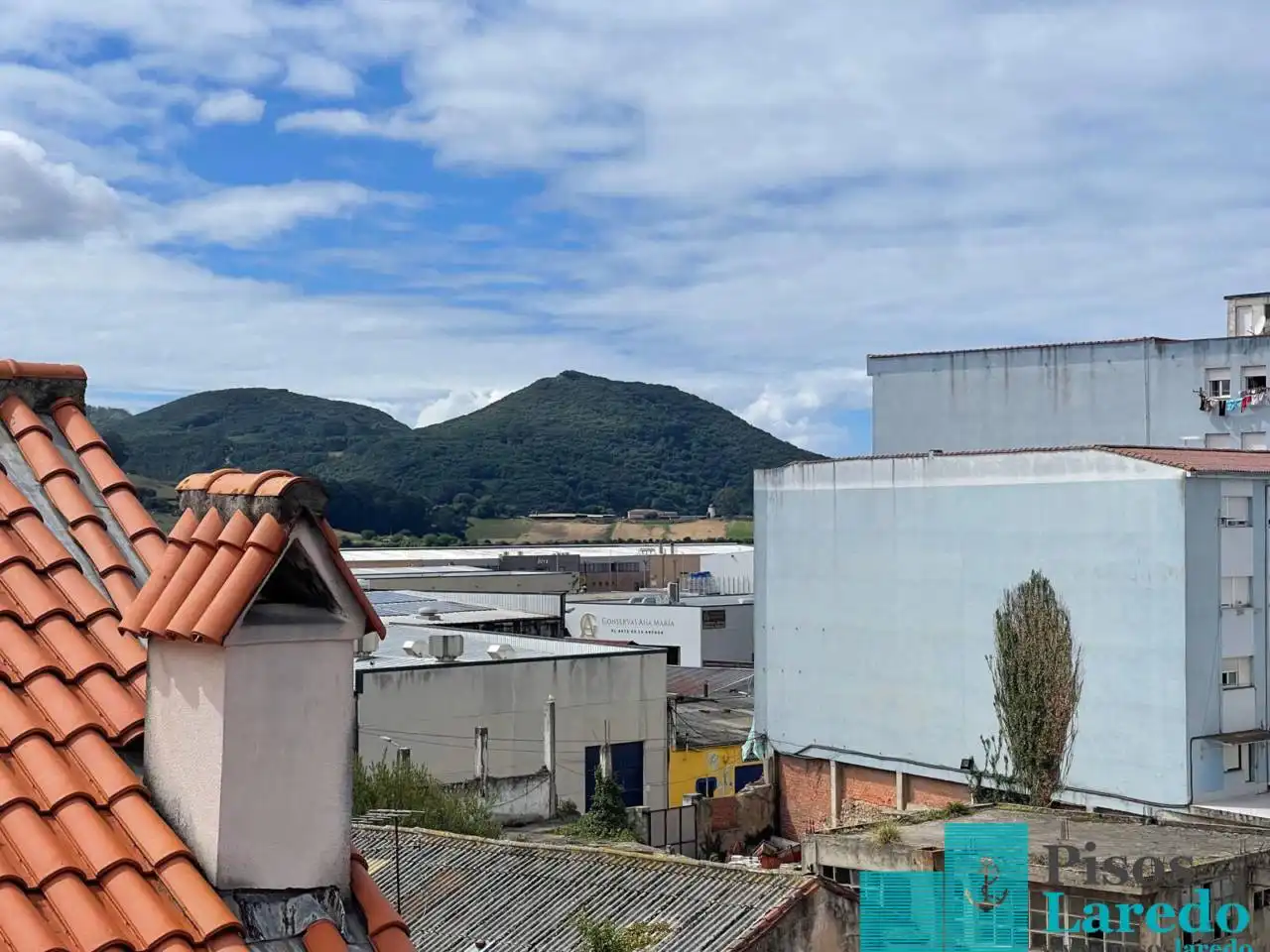 Vista exterior de Dúplex en venda en Santoña amb Calefacció, Parquet i Traster