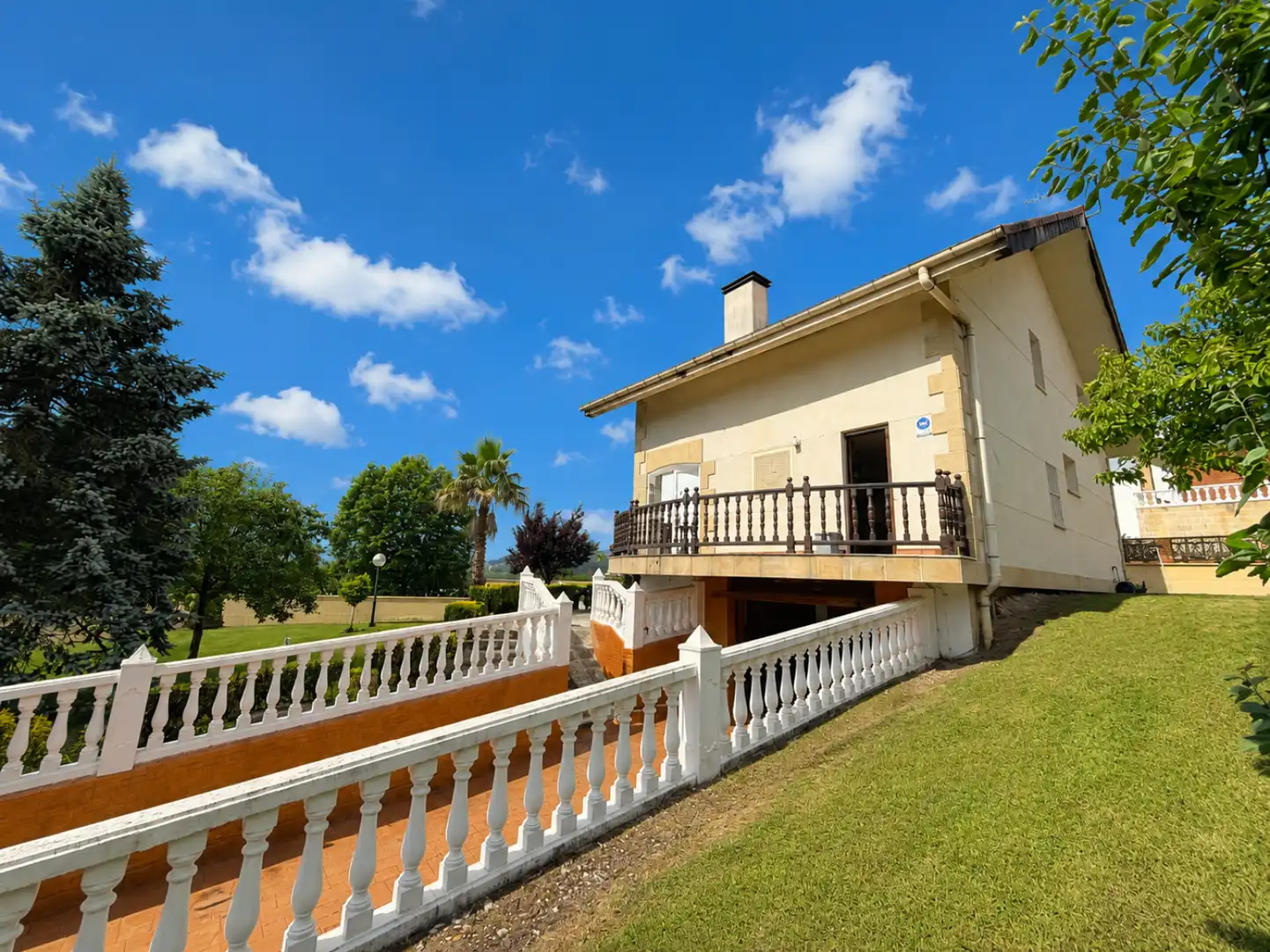 Außenansicht von Haus oder Chalet zum Verkauf in Piélagos mit Heizung, Privatgarten und Terrasse