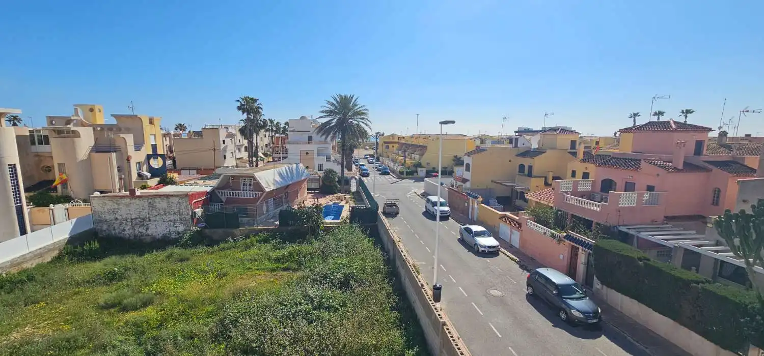 Außenansicht von Einfamilien-Reihenhaus zum Verkauf in Torrevieja mit Terrasse, Möbliert und Alarm