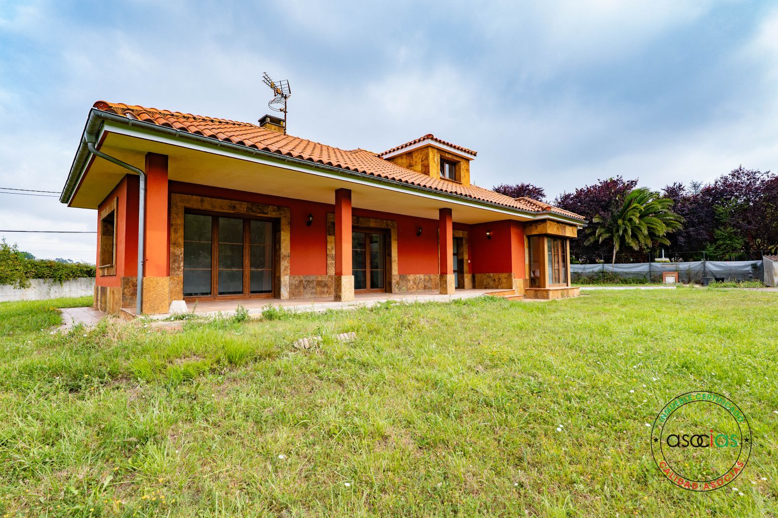 Vista exterior de Casa o xalet en venda en Llanera amb Calefacció, Jardí privat i Terrassa