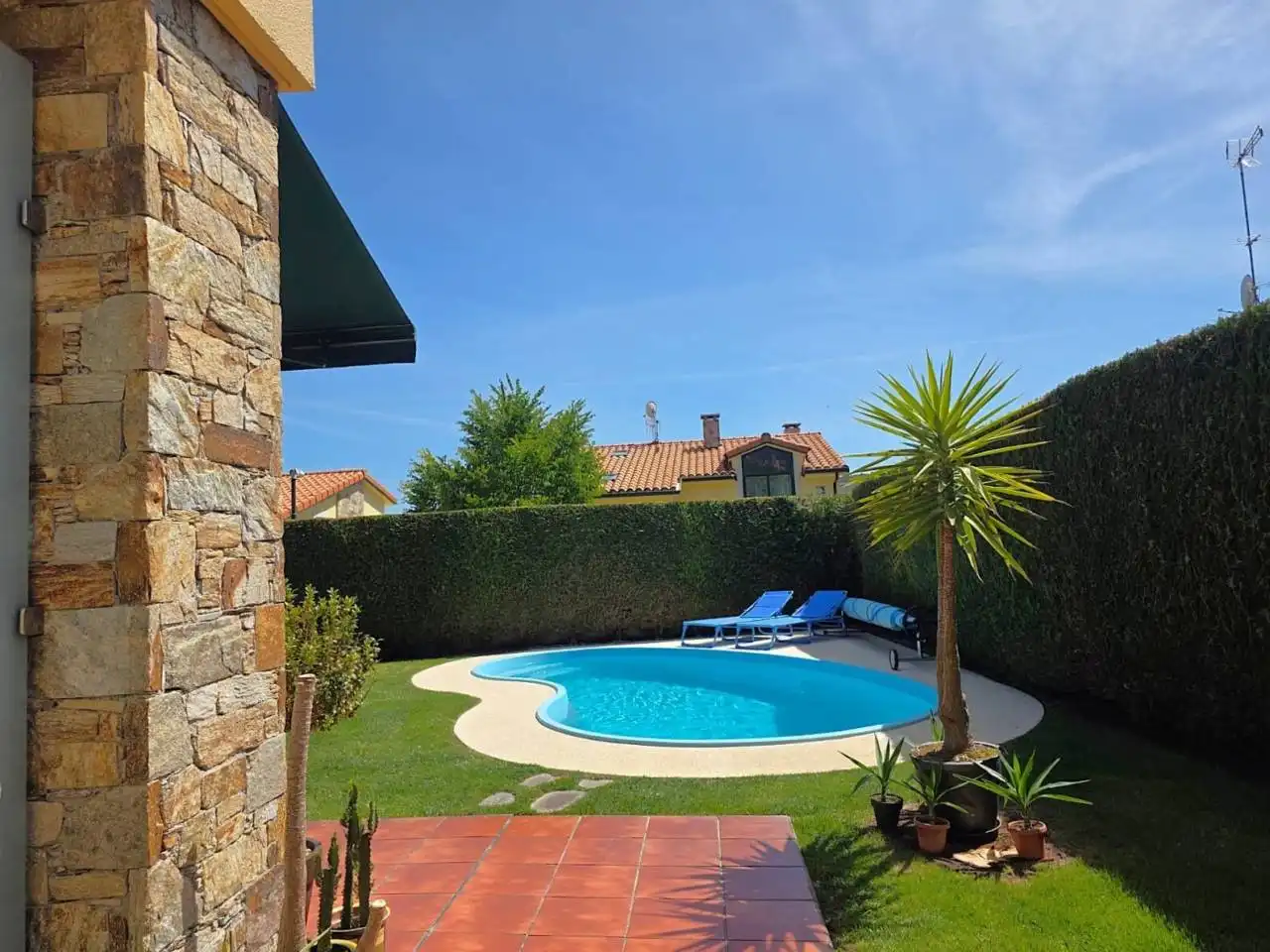 Schwimmbecken von Einfamilien-Reihenhaus zum Verkauf in Sada (A Coruña) mit Klimaanlage, Heizung und Privatgarten