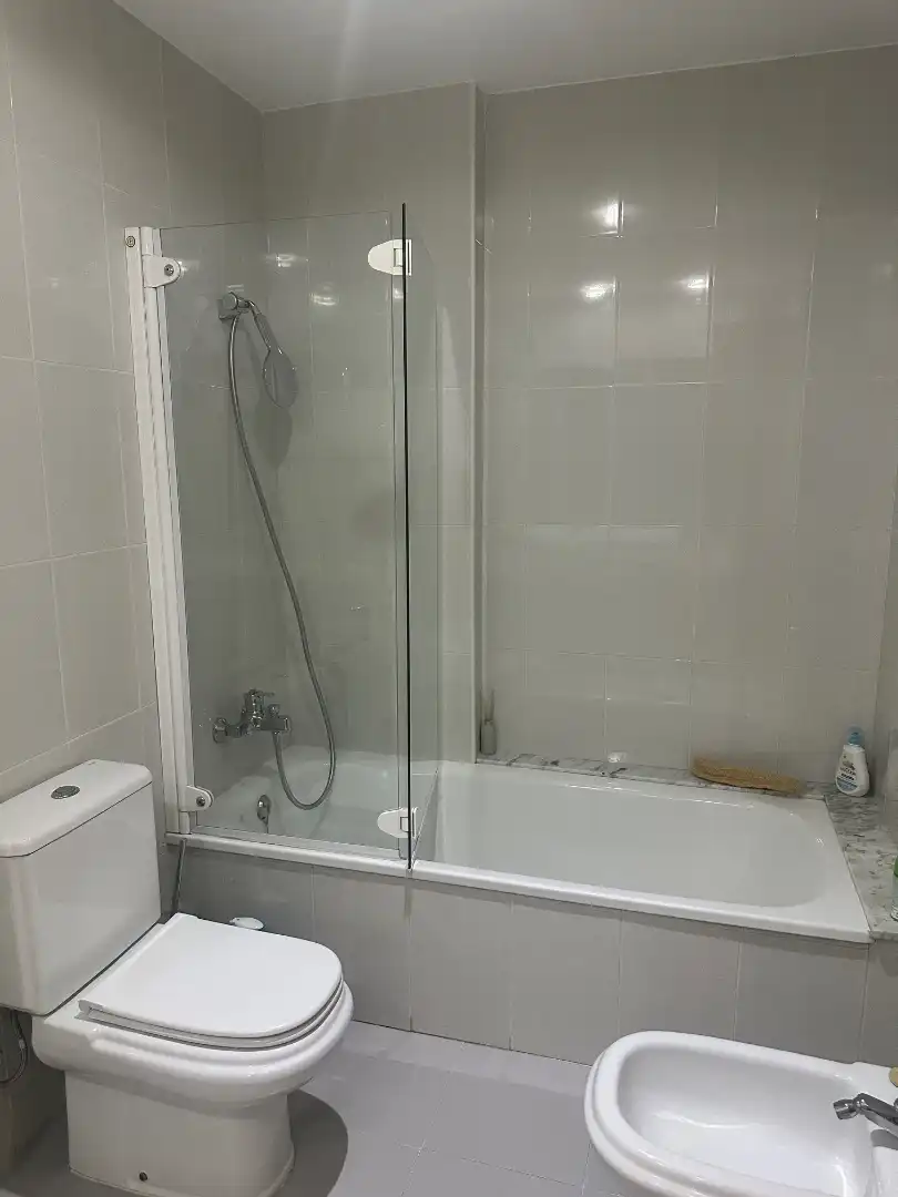 Badezimmer von Dachboden zum Verkauf in Figueres mit Klimaanlage, Heizung und Terrasse