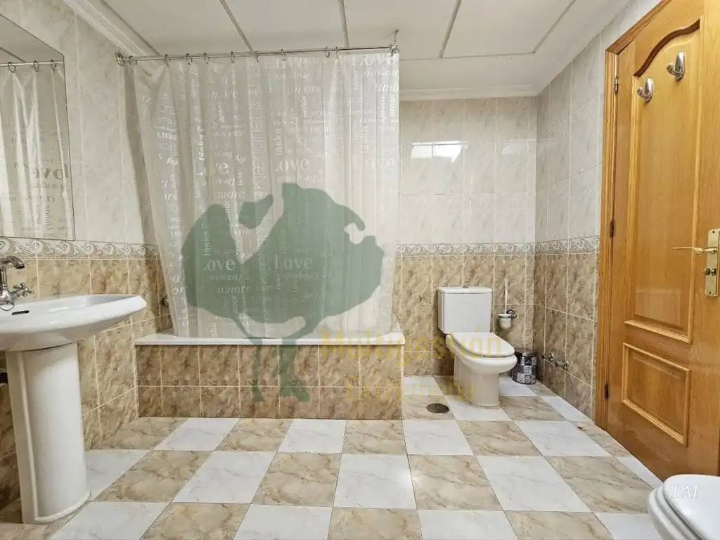 Bathroom of Duplexes for rent in Cáceres