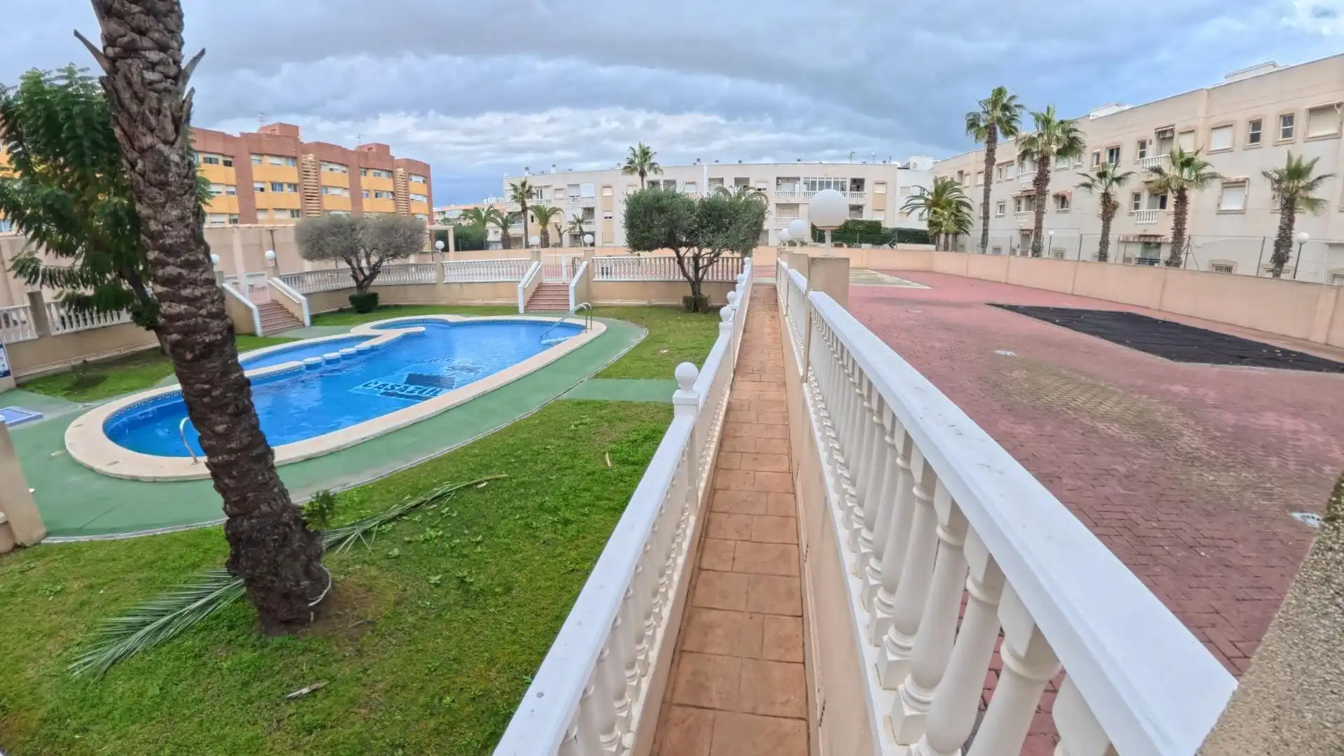 Vista exterior de Planta baixa en venda en Torrevieja amb Aire condicionat, Terrassa i Moblat