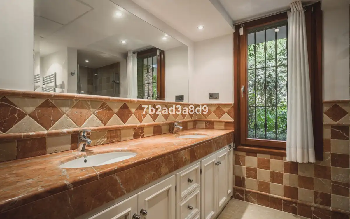 Bany de Casa o xalet en venda en Marbella amb Aire condicionat, Jardí privat i Terrassa