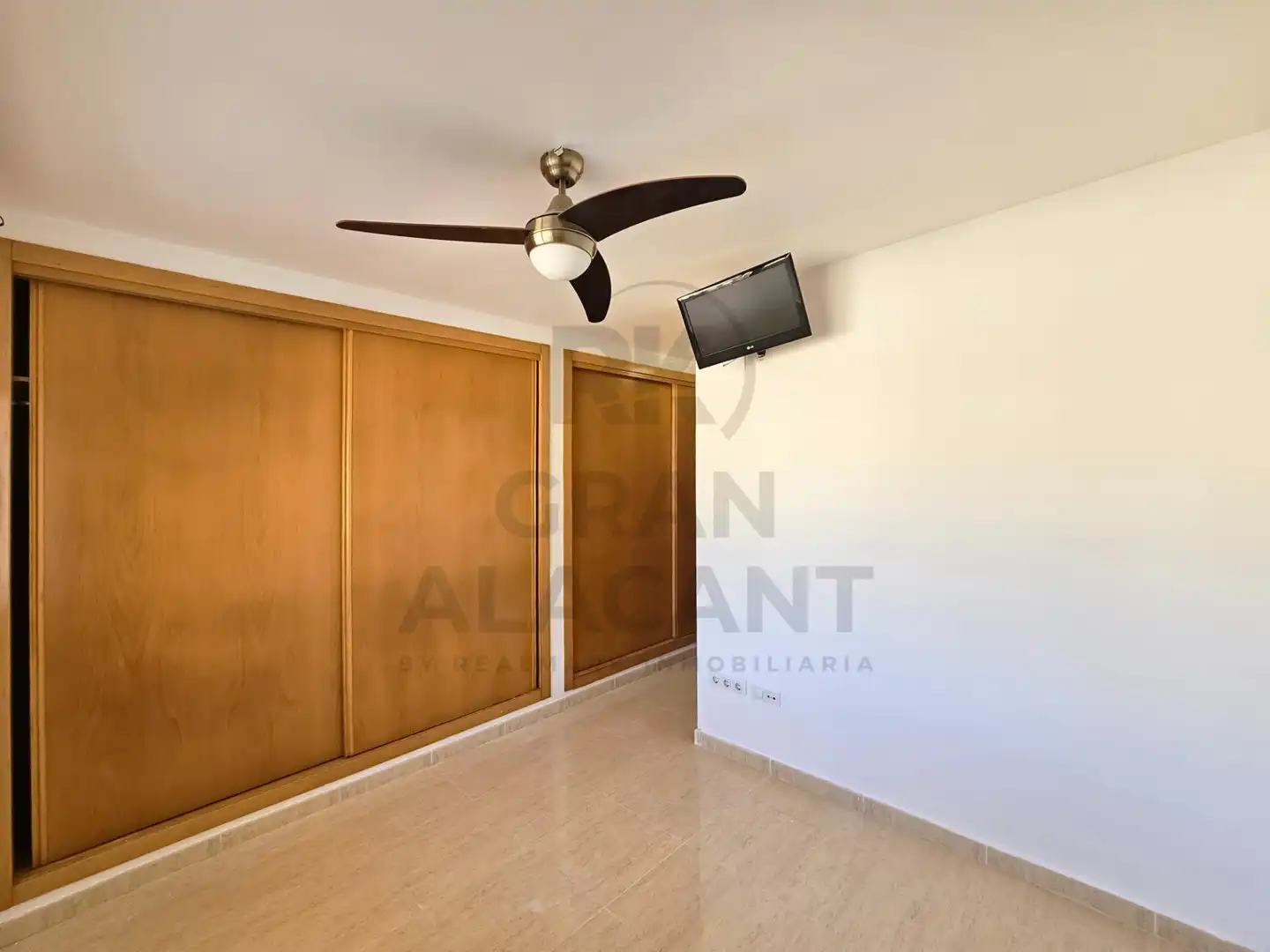 Habitación de Planta baja en venta en Santa Pola con Aire acondicionado, Calefacción y Jardín privado