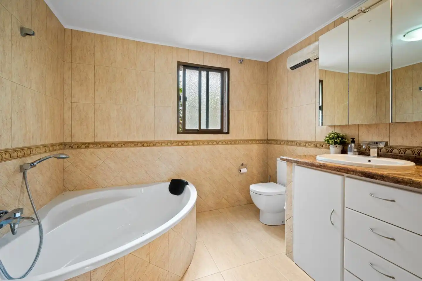 Bathroom of Houses for sale in Almuñécar  with Air Conditioner, Private garden and Terrace