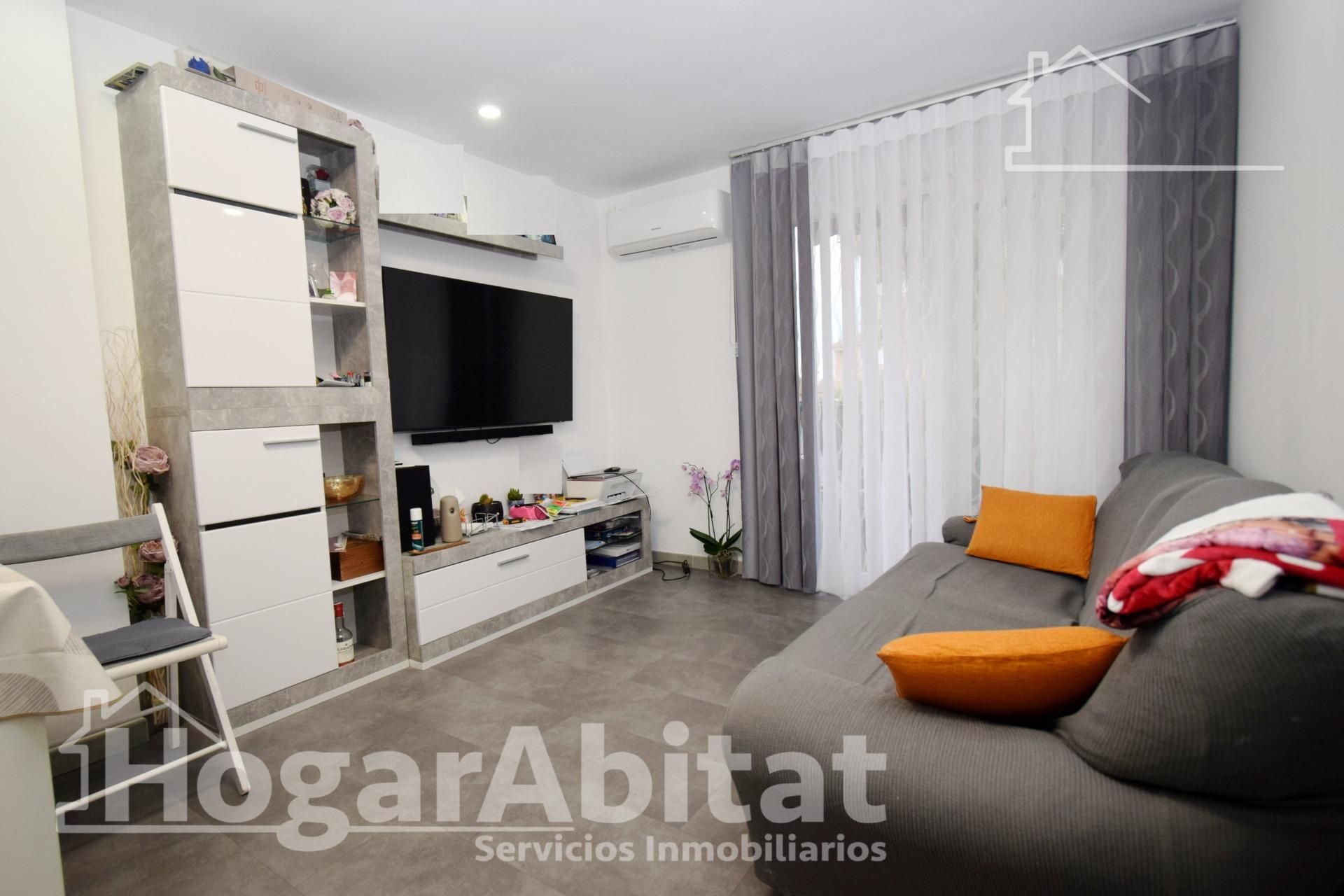 Living room of Flat for sale in Paterna  with Air Conditioner, Terrace and Balcony