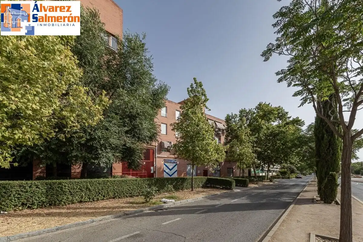 Vista exterior de Piso en venta en Granada con Balcón