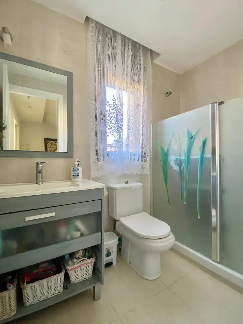 Badezimmer von Einfamilien-Reihenhaus zum Verkauf in El Vendrell mit Klimaanlage, Heizung und Terrasse