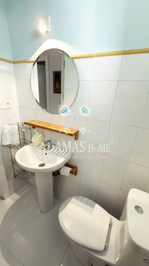 Bathroom of Flat for sale in Sevilla  with Air Conditioner and Balcony