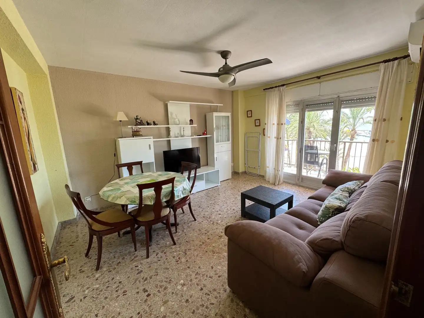 Sala de estar de Piso de alquiler en Benidorm con Aire acondicionado, Terraza y Amueblado