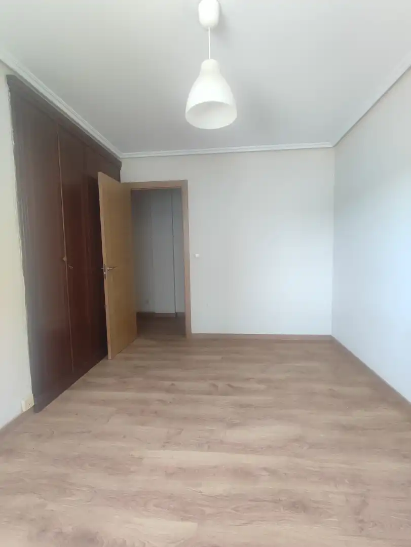 Habitación de Piso de alquiler en A Coruña Capital  con Calefacción, Parquet y Trastero