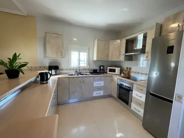 Cuina de Casa o xalet en venda en Alicante / Alacant amb Aire condicionat, Calefacció i Jardí privat