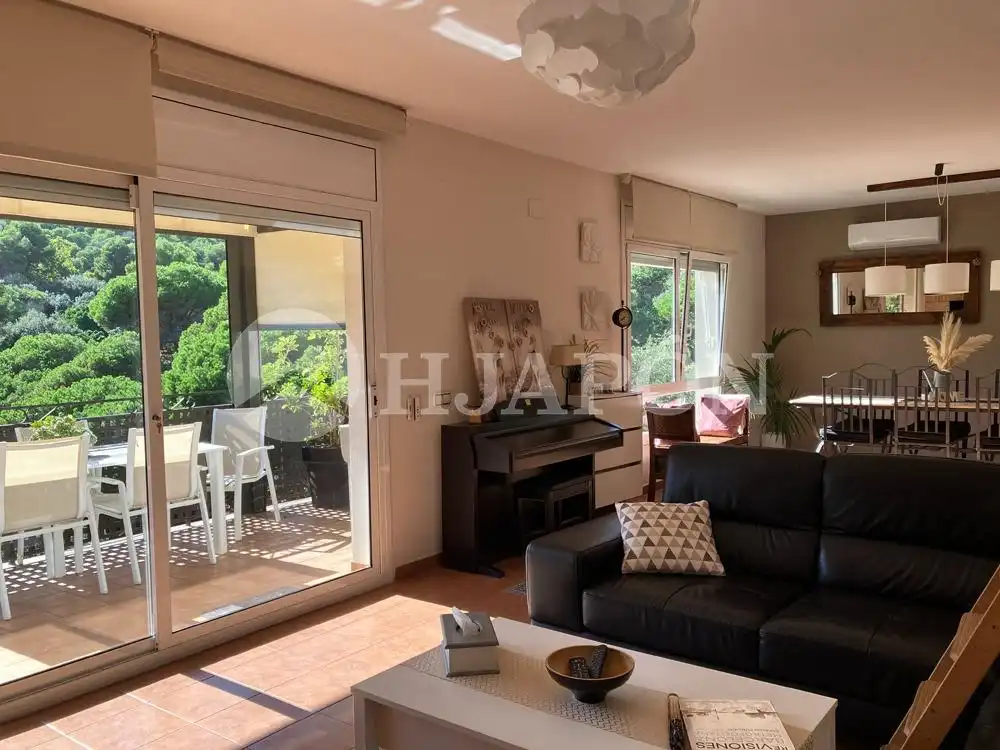Sala d'estar de Casa o xalet en venda en Alella amb Aire condicionat, Calefacció i Jardí privat