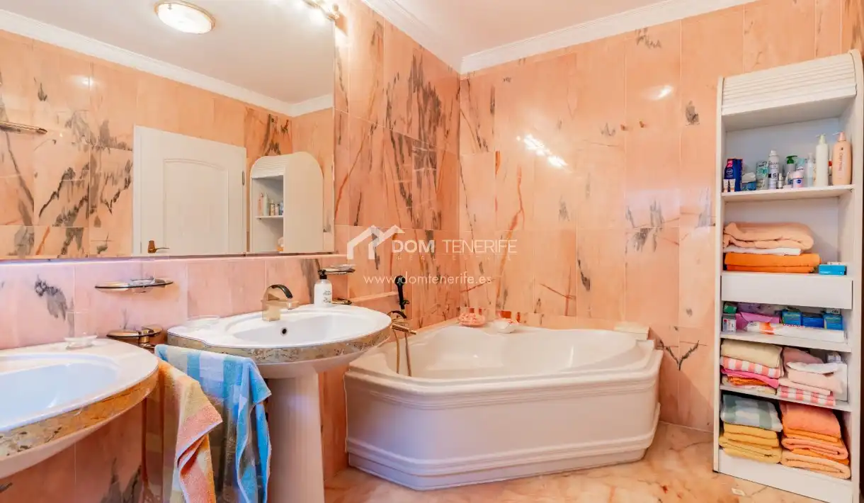 Baño de Casa o chalet en venta en Arona con Terraza, Piscina y Amueblado