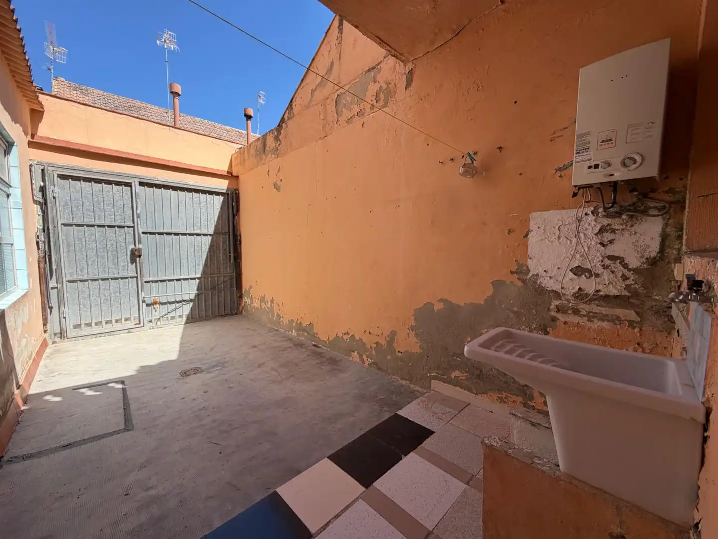 Vista exterior de Casa adosada en venda en Casinos amb Terrassa, Traster i Balcó