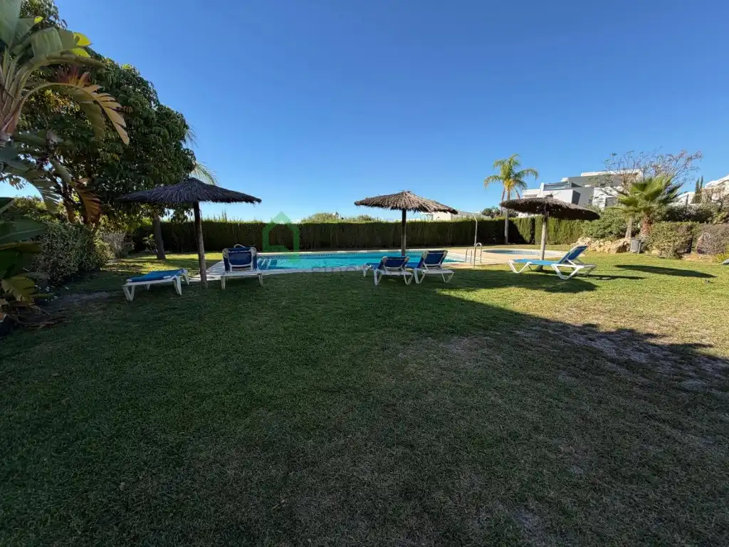 Piscina de Pis en venda en Estepona amb Aire condicionat, Terrassa i Piscina