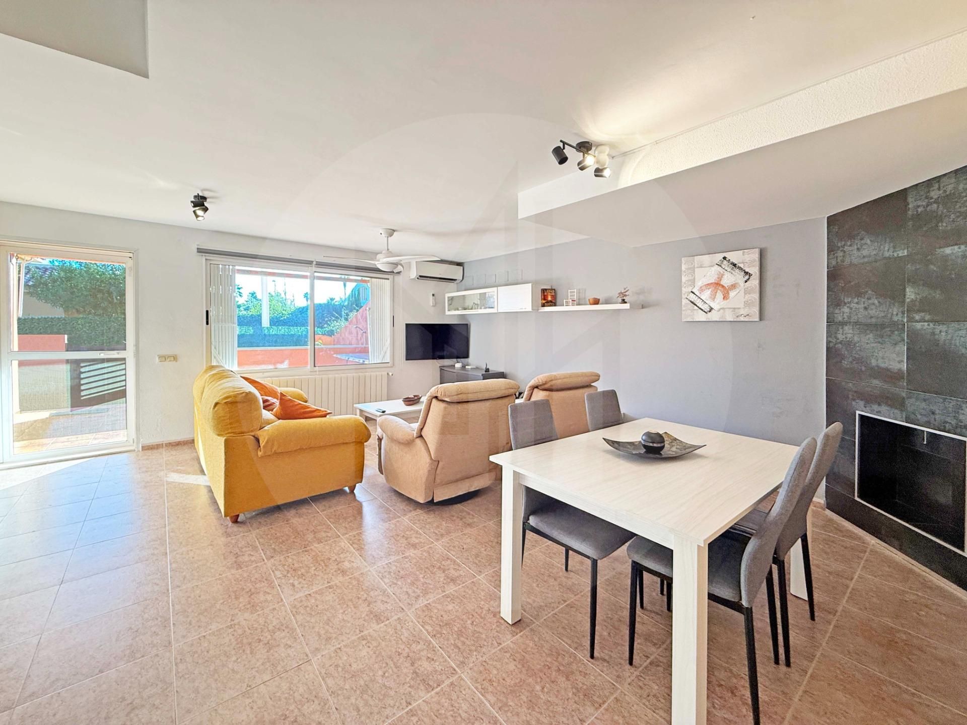 Sala d'estar de Casa adosada en venda en Sagunto / Sagunt amb Aire condicionat, Calefacció i Jardí privat