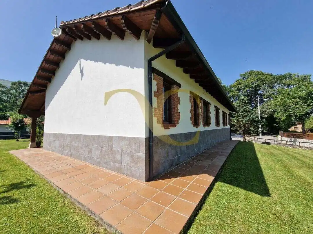 Vista exterior de Casa o xalet en venda en Llanes amb Calefacció, Jardí privat i Terrassa