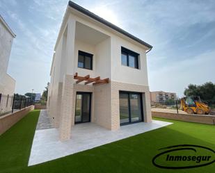 Vista exterior de Casa o xalet en venda en Cambrils amb Aire condicionat, Calefacció i Jardí privat