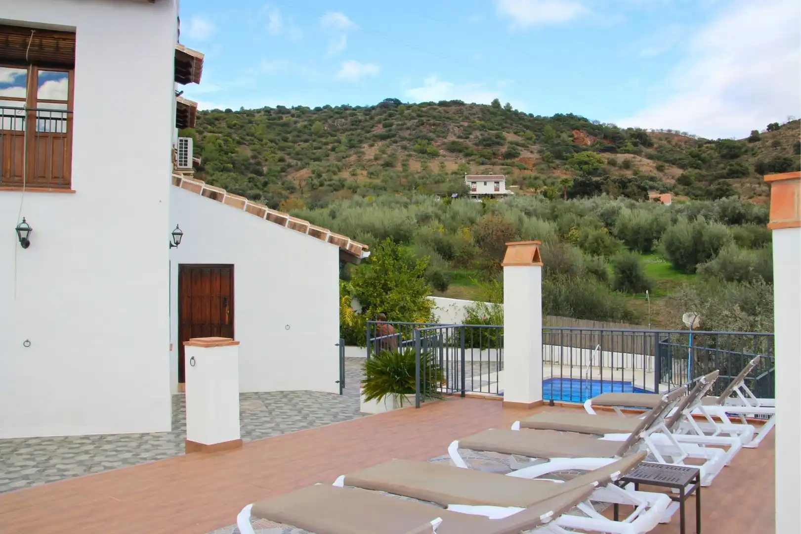 Garden of Houses for sale in Guaro  with Air Conditioner, Heating and Private garden