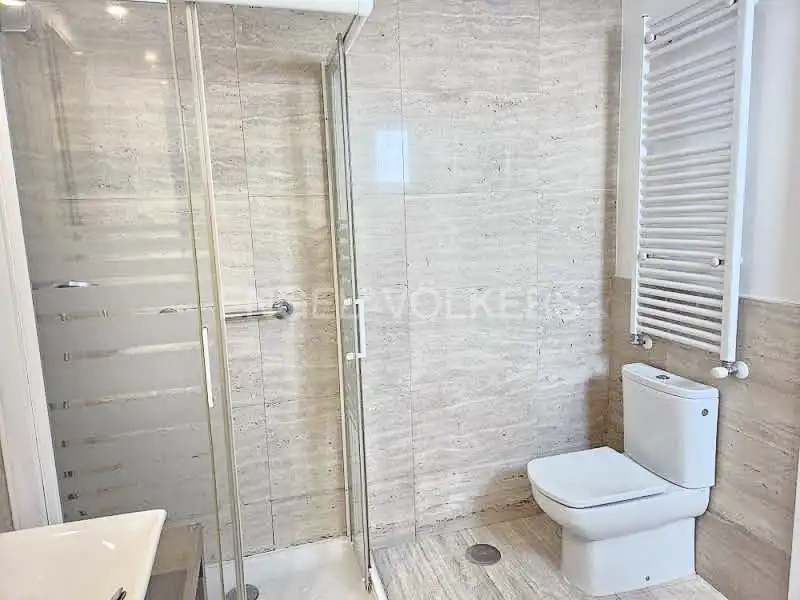 Badezimmer von Dachboden zur Miete in Madrid mit Klimaanlage, Heizung und Terrasse