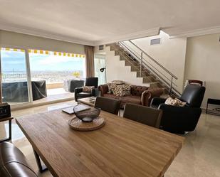 Sala d'estar de Àtic de lloguer en Marbella amb Aire condicionat, Terrassa i Piscina