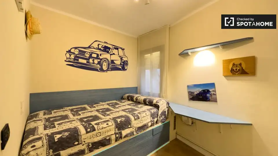 Bedroom of Flat for share in Nou Barris