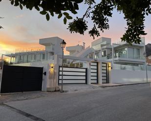 Vista exterior de Casa o xalet en venda en Marbella amb Aire condicionat, Calefacció i Jardí privat