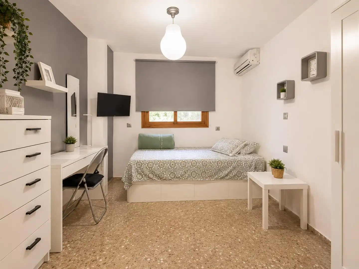 Habitación de Piso en venta en Málaga con Aire acondicionado, Calefacción y Jardín privado