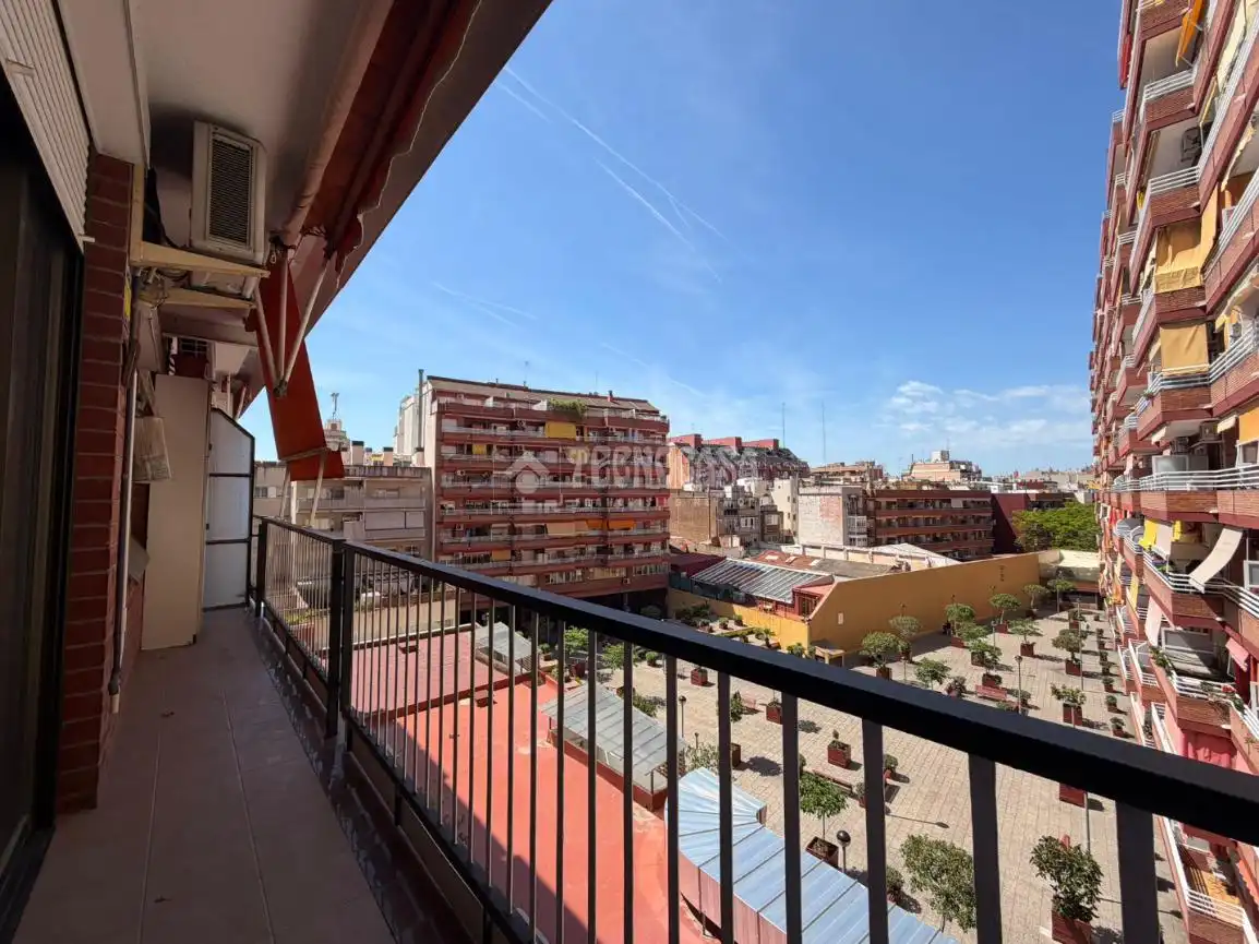 Vista exterior de Piso en venta en L'Hospitalet de Llobregat con Aire acondicionado, Calefacción y Balcón
