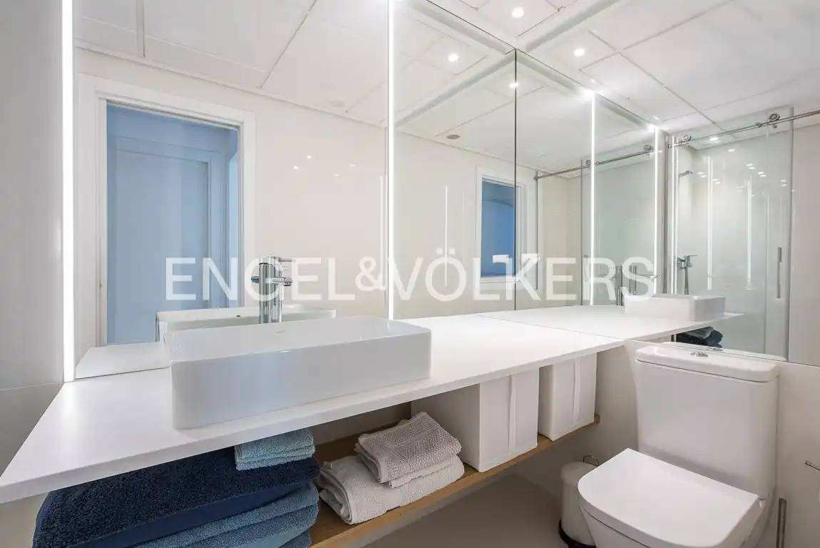 Badezimmer von Dachboden zum Verkauf in Oliva mit Klimaanlage, Heizung und Terrasse