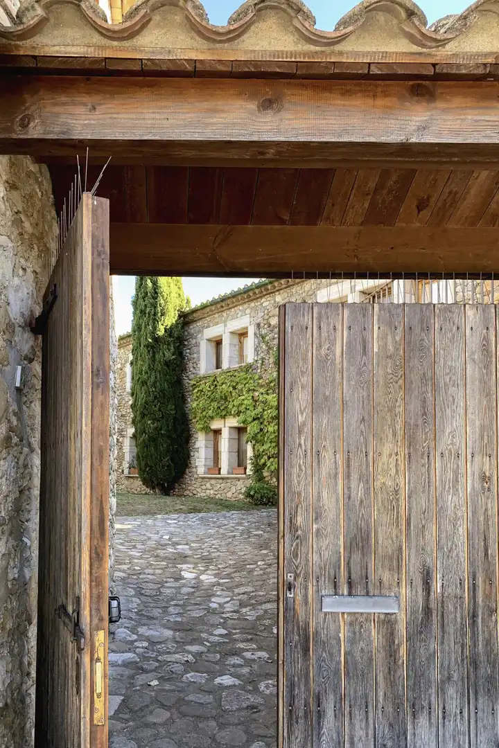 Vista exterior de Finca rústica en venda en Cabanelles amb Calefacció, Terrassa i Moblat